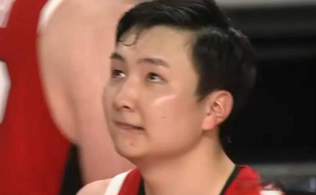 硬气!男篮逆转日本!赵继伟三分封神,客场哨再拙劣也挡不住赢球