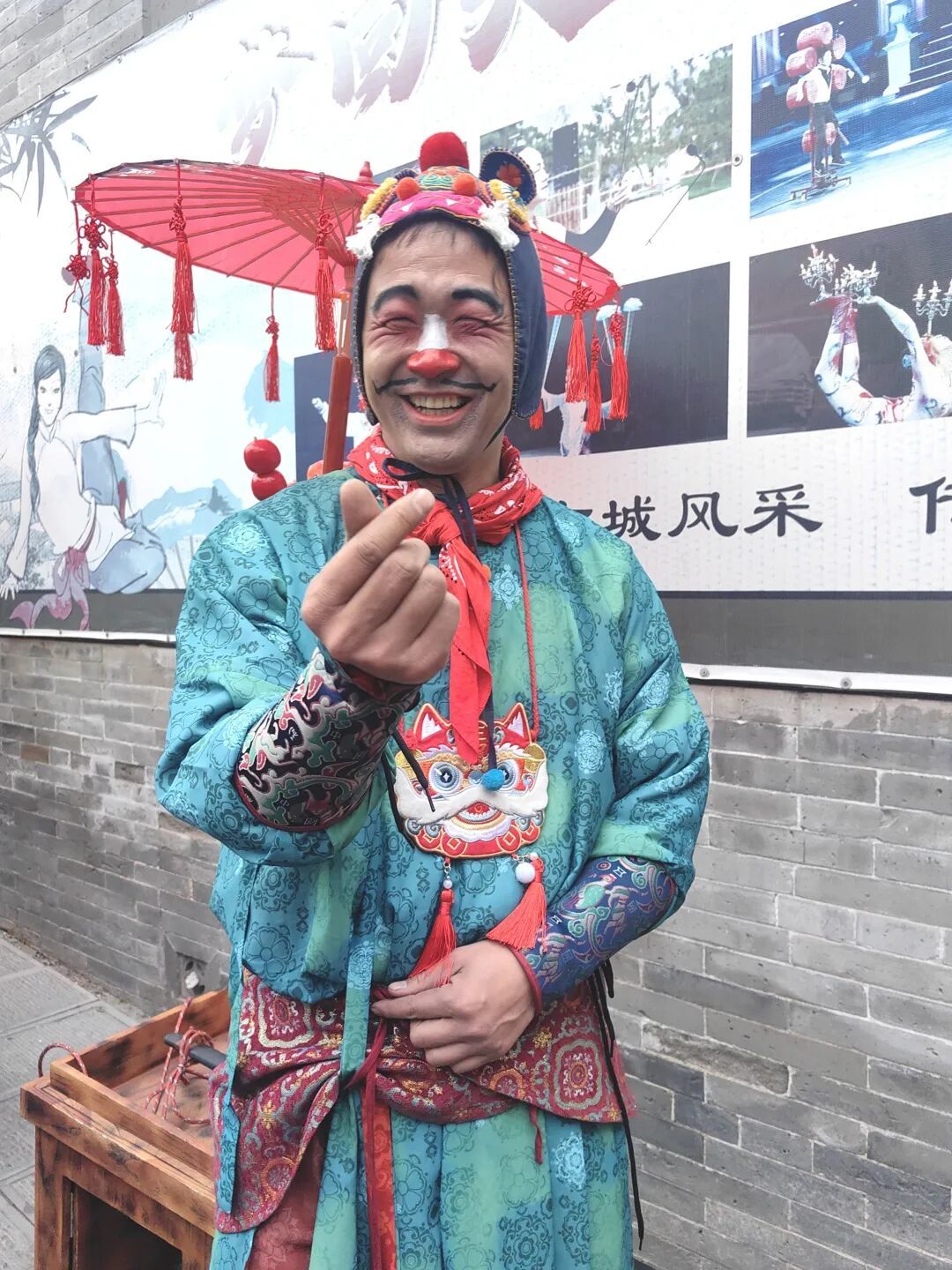 春节期间太原古县城出了一个网红卖货郎显眼包，火得一塌糊涂