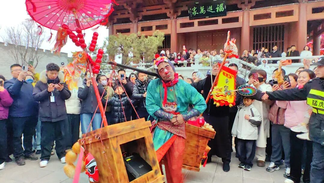 春节期间太原古县城出了一个网红卖货郎显眼包，火得一塌糊涂