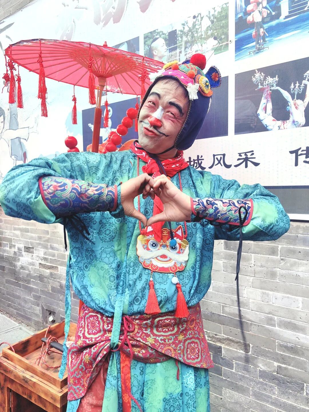 春节期间太原古县城出了一个网红卖货郎显眼包，火得一塌糊涂
