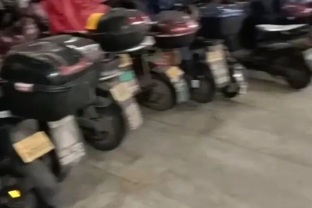 儿子3年前来杭州当暑假工跑外卖，租电动车3年没还欠下2万多元！爸爸急了：平台一直自动续租，如何解决？