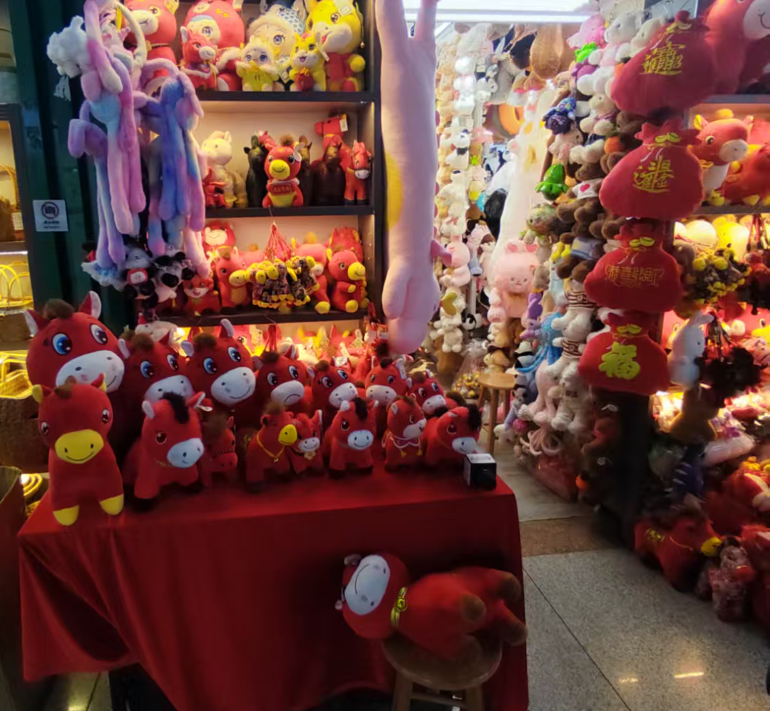 义乌“哭哭马”火出圈！老板娘电话被打爆：它懂打工人的委屈
