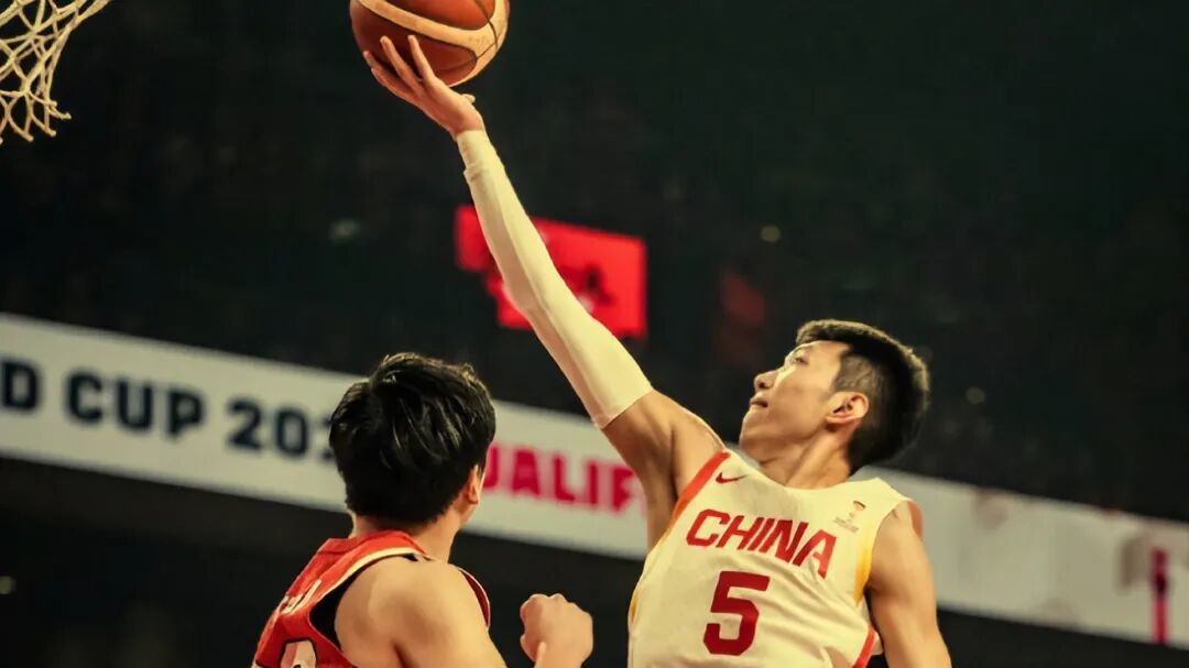 简直太有排面了!中国男篮击败日本,人民日报和央视新闻纷纷点赞,郭士强同时拥抱赵继伟赵睿,坚持原则终获回报