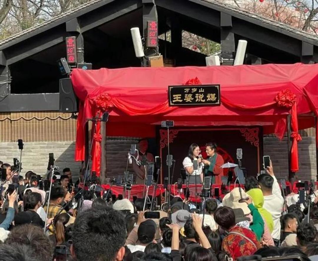 万岁山斗舞火了,游客与NPC共创的快乐谁能不爱?