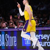 NBA | 真投手就是香！湖人新援三分王首秀闪耀，砍10分+2记三分
