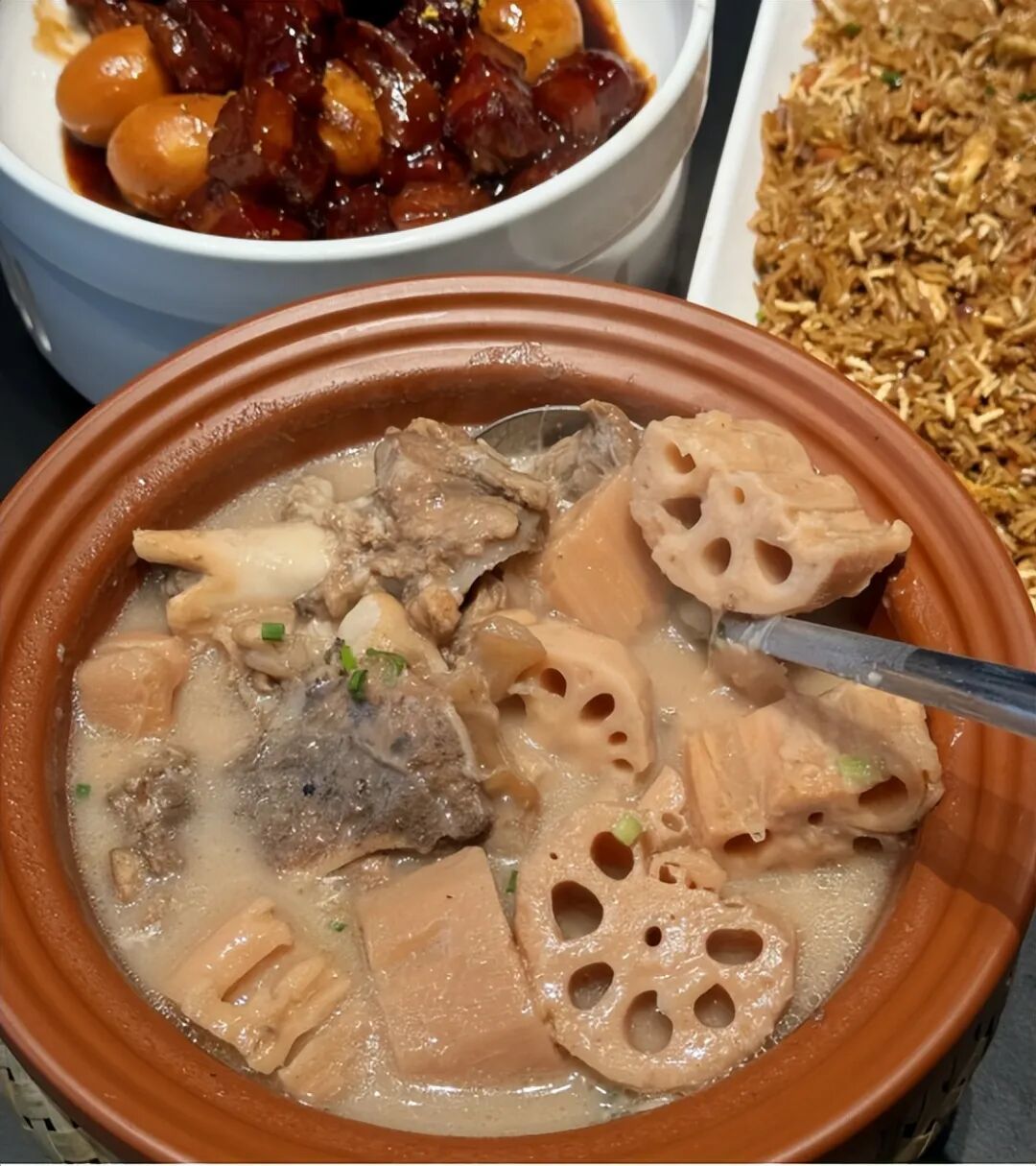 排队3小时!一碗藕汤,一锅黑鸭煲,撬动一个菜系的全国突围