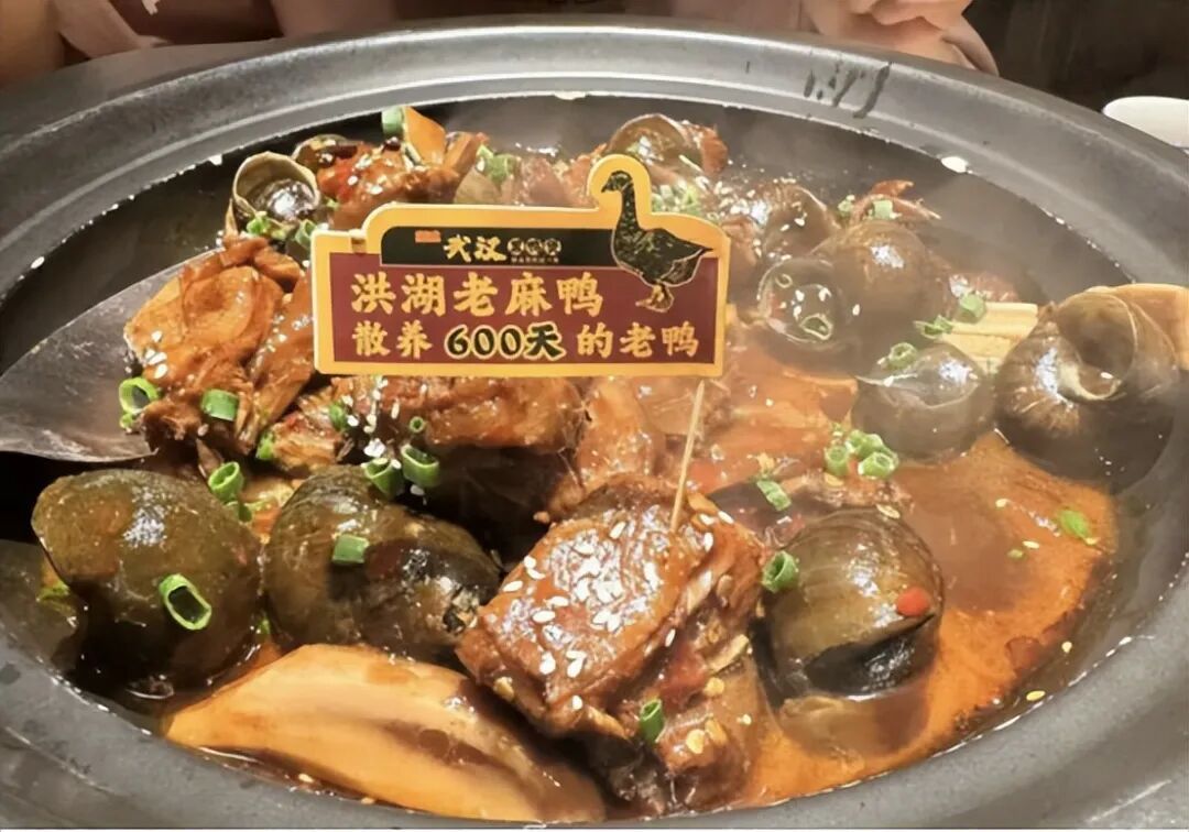 排队3小时!一碗藕汤,一锅黑鸭煲,撬动一个菜系的全国突围