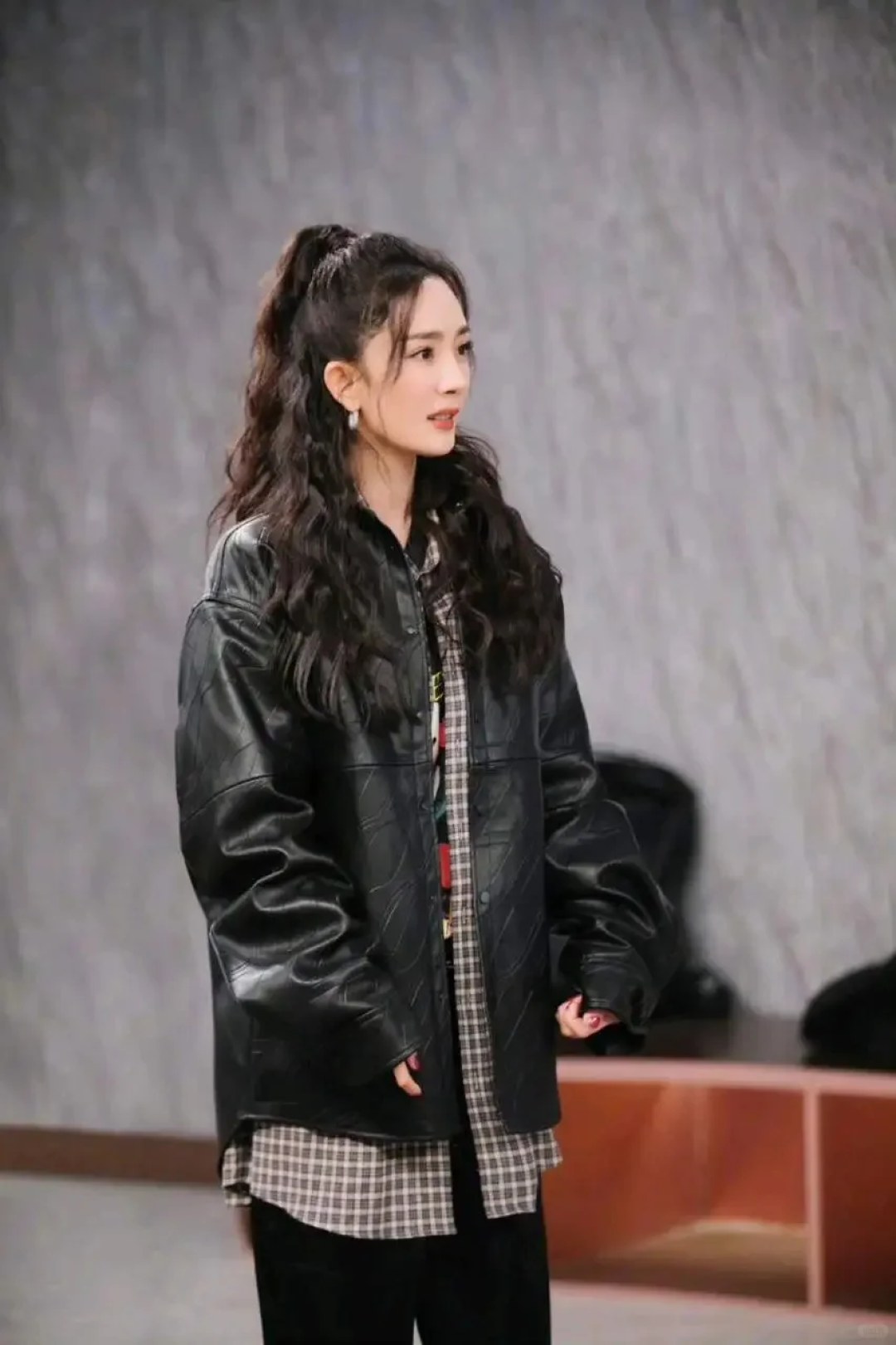 今年“皮衣外套”又火出圈,中年女性穿巨洋气减龄,帅和美结合