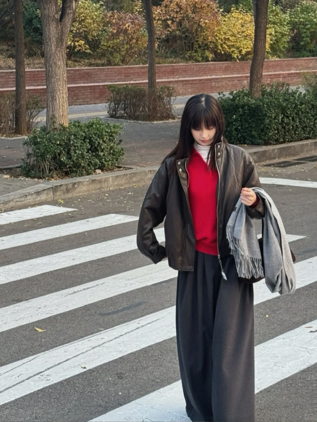 今年“皮衣外套”又火出圈,中年女性穿巨洋气减龄,帅和美结合