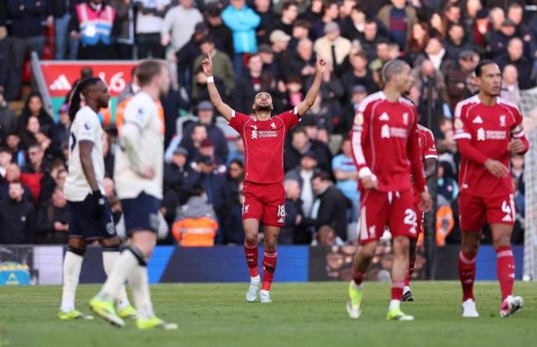 随着利物浦 5-2 ,曼城 1-0 ,英超最新积分榜出炉!欧冠区彻底乱了