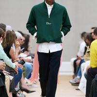 今年春天最流行的4件卫衣，照着穿就很好看