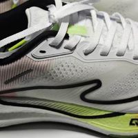 230元买的鸿星尔克绝尘2，让我有一种割肉的痛感。买都买了。。。