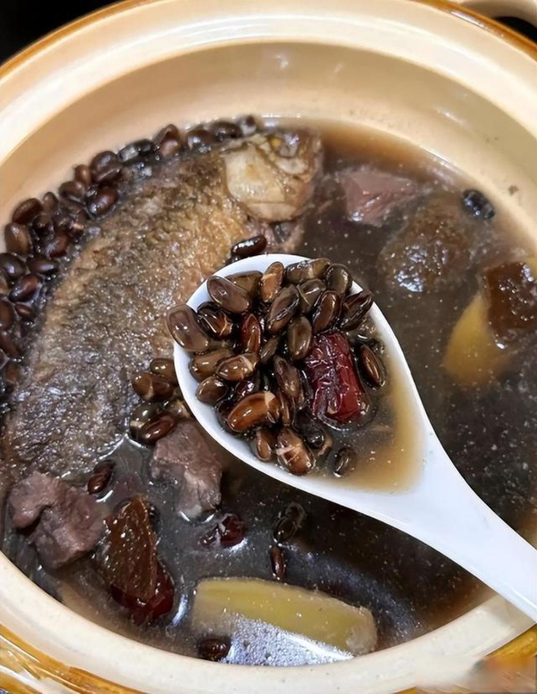 年纪大了要管住嘴，少吃萝卜青菜，多吃这五样，增强免疫力