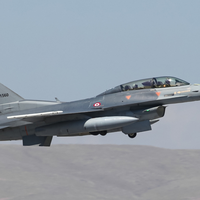 比印度还猛？F-16一天摔两架再创纪录，中国空军的含金量还在涨！