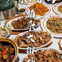 广州番禺深夜猪杂大排档,现杀猪杂现煮粥,鲜甜脆嫩。 烟火气十足,老饕必打卡的市井美味。#猪杂 #大排档 #广州美食 #夜宵 #抖音年味争霸赛