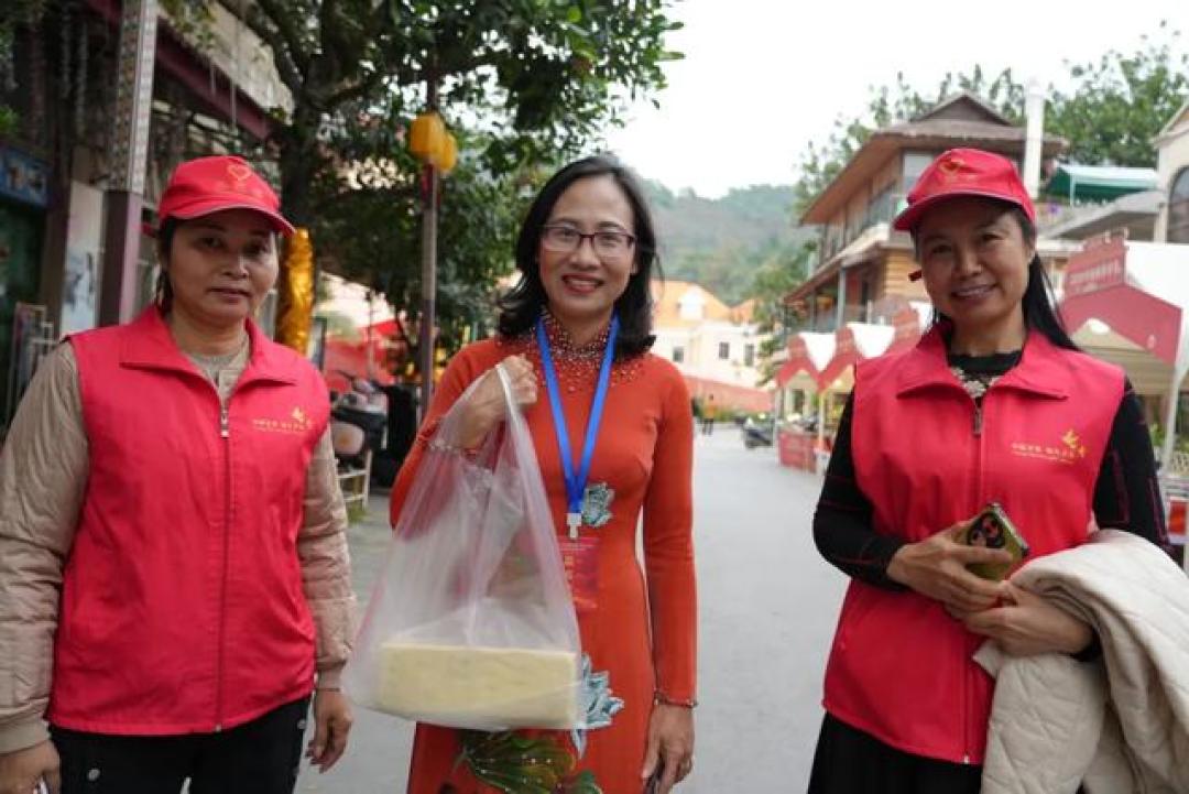 中越边境年货街:一步跨两国 年味双生香