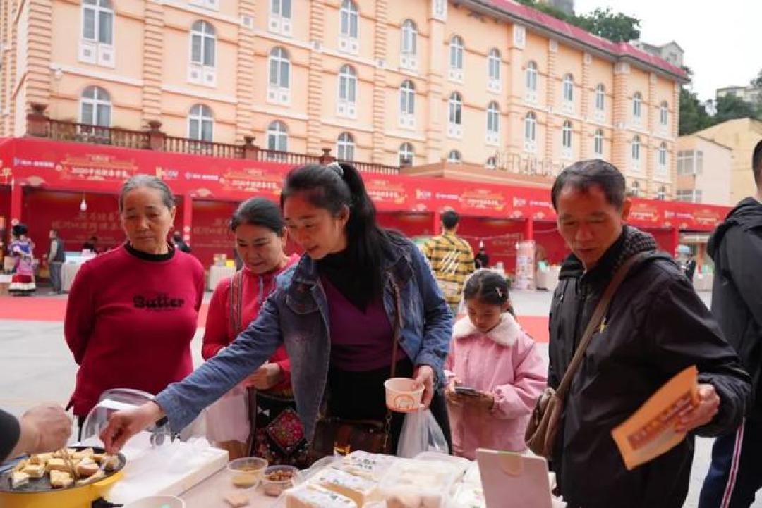 中越边境年货街:一步跨两国 年味双生香