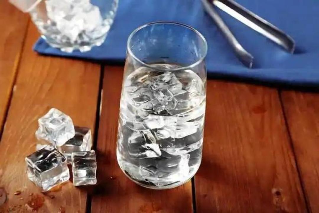 血糖与喝水有关？医生多次建议：过了63岁后，喝水谨记“3不要”