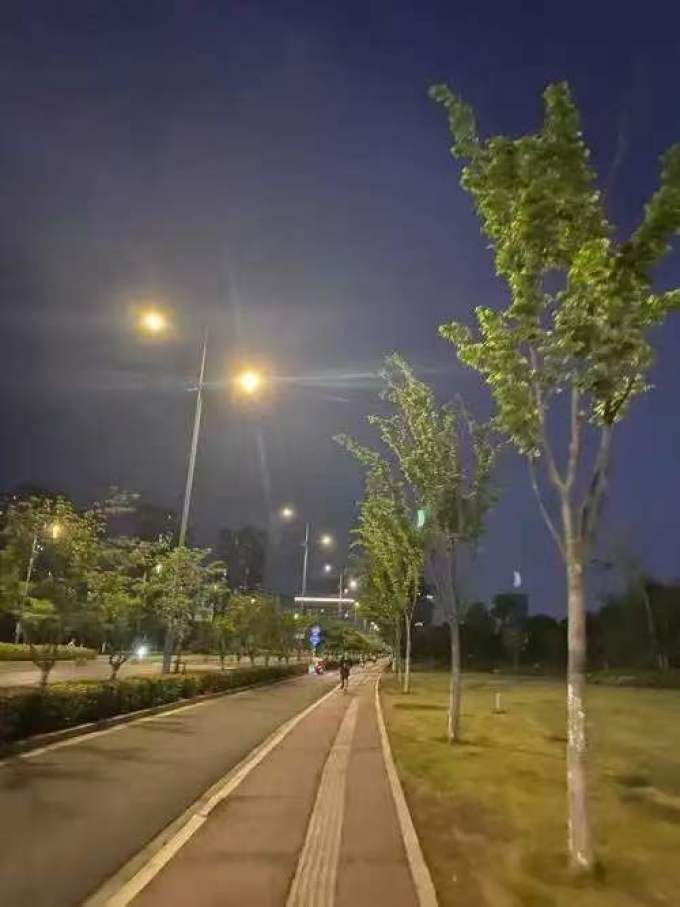 跑鞋