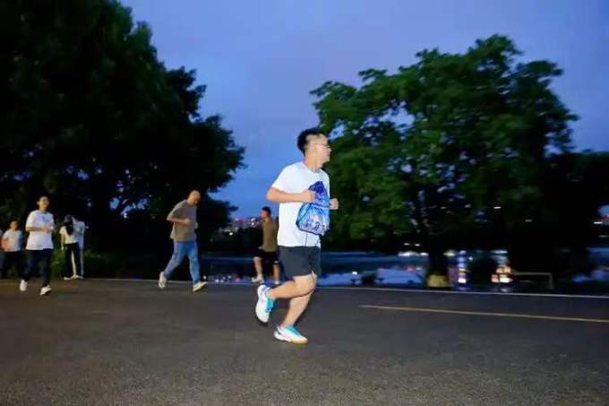 跑鞋