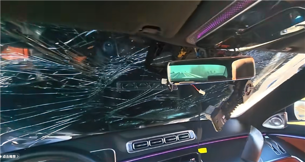 奔驰高速上引擎盖突然弹开 砸碎玻璃视野全无！车主修车花了十几万