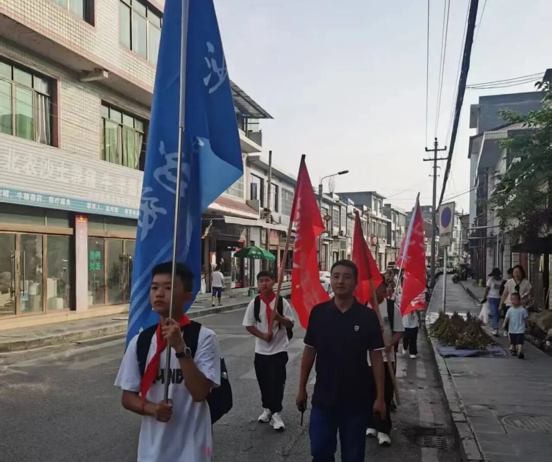 “传承‘黔’贵精神，谱写青春之歌”——沙土镇初级中学成功举办2025级初一新生野外拉练活动