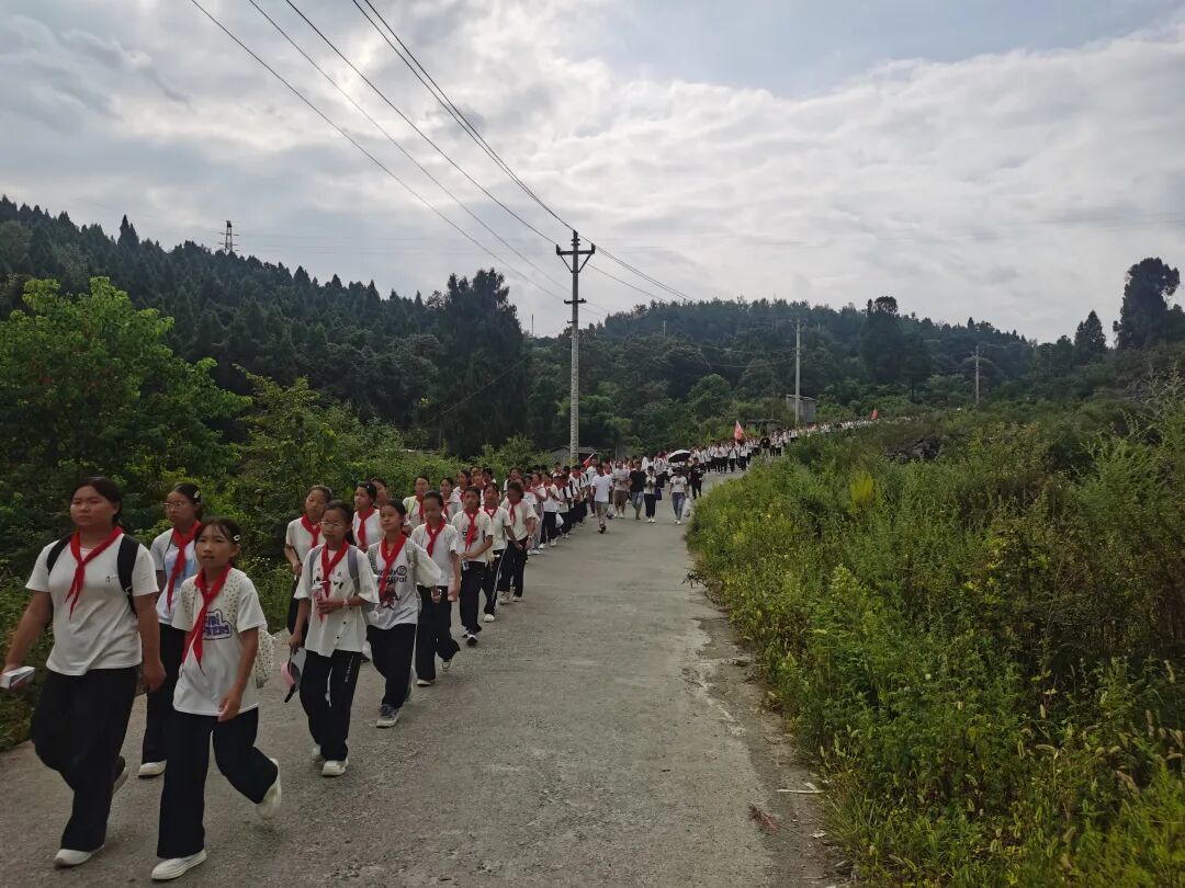 “传承‘黔’贵精神，谱写青春之歌”——沙土镇初级中学成功举办2025级初一新生野外拉练活动