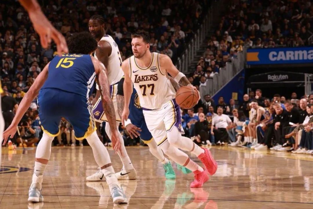湖人大胜勇士获3喜讯!老詹22+7+9成历史首人 东契奇生日夜破纪录