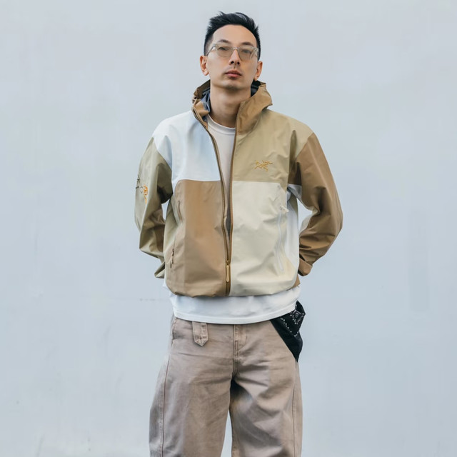 始祖鸟冲锋衣不要再搭配lululemon了！这样穿搭，时髦高级有腔调