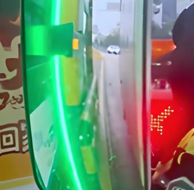 男子下高速显示费用8万多惊到收费员 网友感慨绕地球2圈也没这么多：故障所致已化解