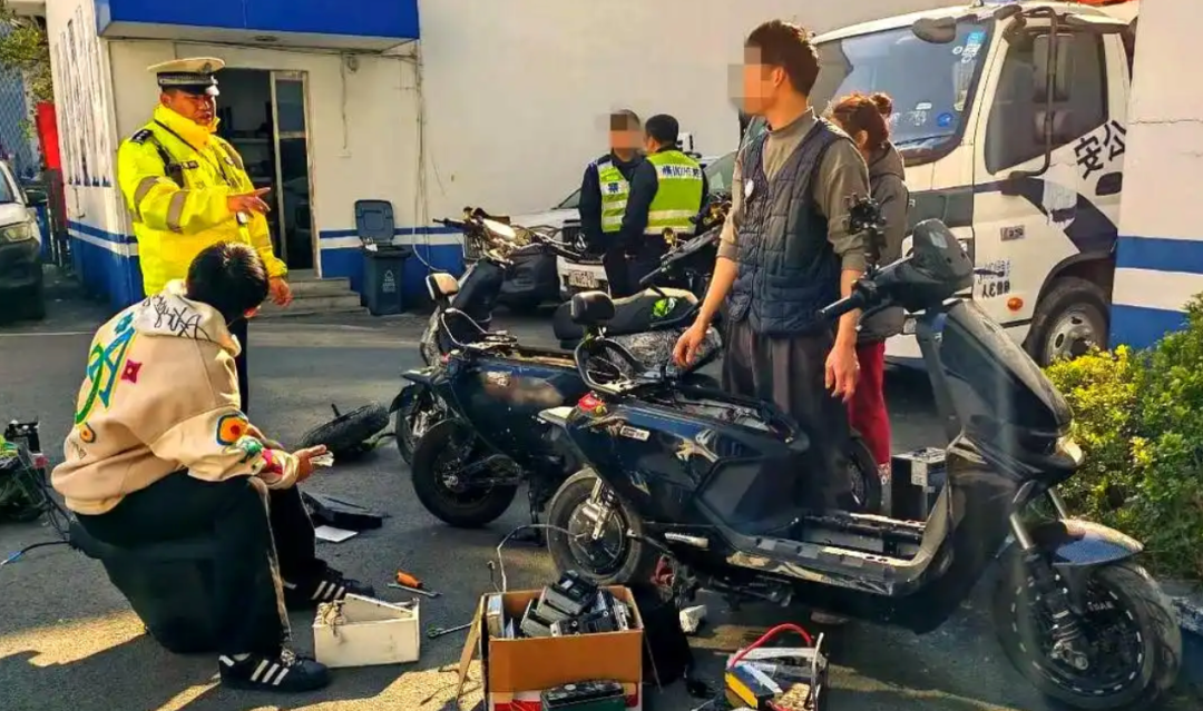 4月1日起,除了戴头盔,两轮三轮上路“3严查4严罚”,电动车、摩托车都在内