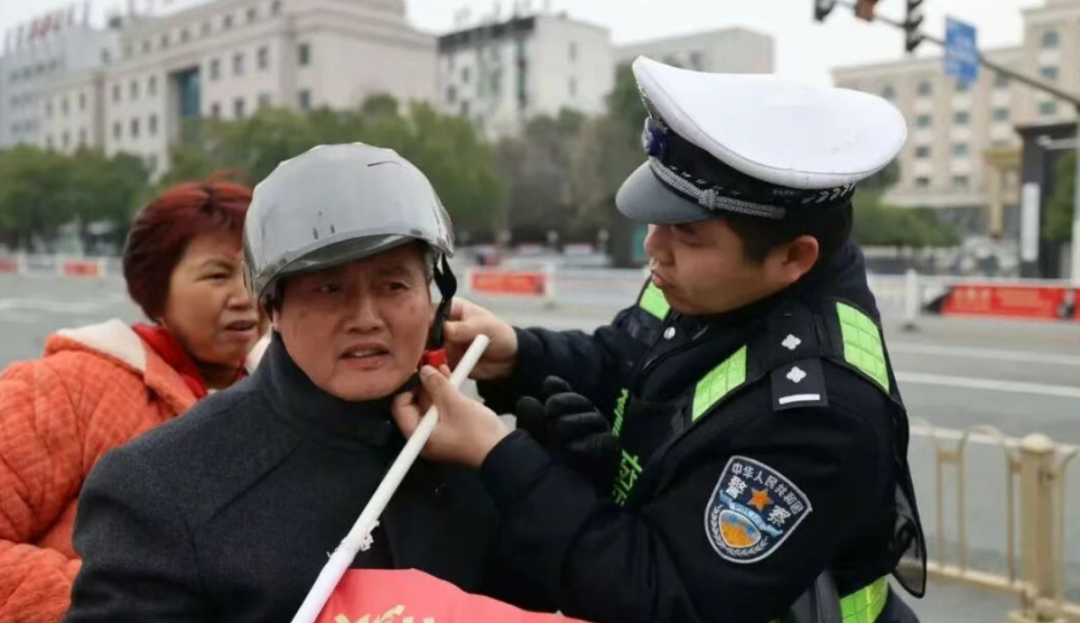 4月1日起,除了戴头盔,两轮三轮上路“3严查4严罚”,电动车、摩托车都在内