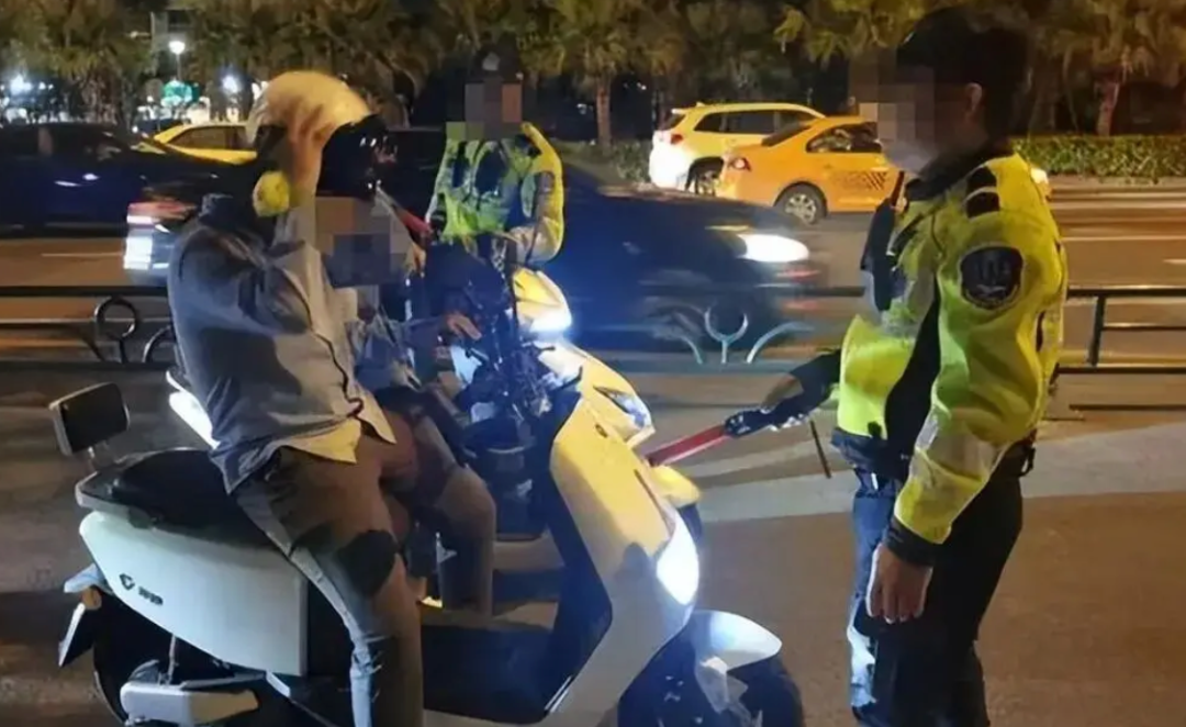 4月1日起,除了戴头盔,两轮三轮上路“3严查4严罚”,电动车、摩托车都在内