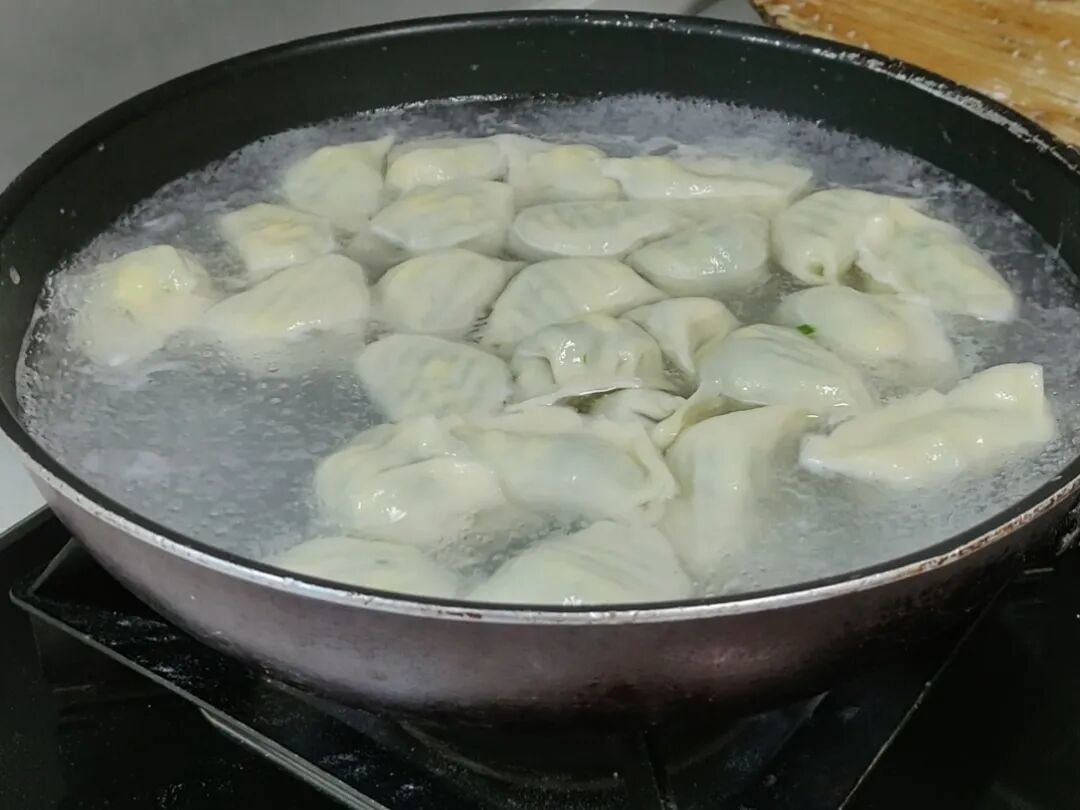 教你一个三鲜饺子,不出汤的小窍门,做法超级简单,薄皮大馅,一口爆鲜