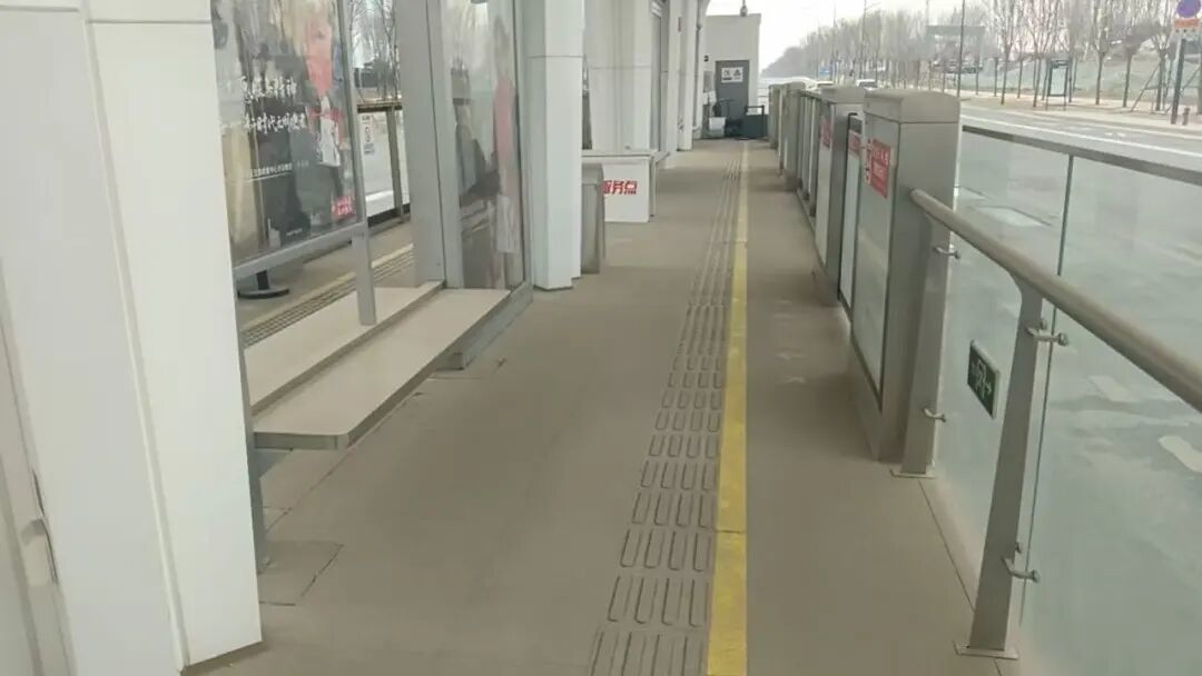 西北首条智轨停运:比公交载客多,比地铁造价低,为何跑不起来?