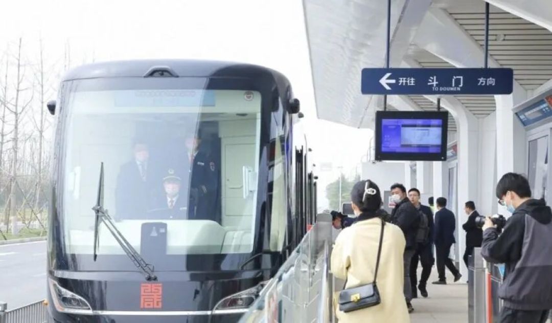 西北首条智轨停运:比公交载客多,比地铁造价低,为何跑不起来?