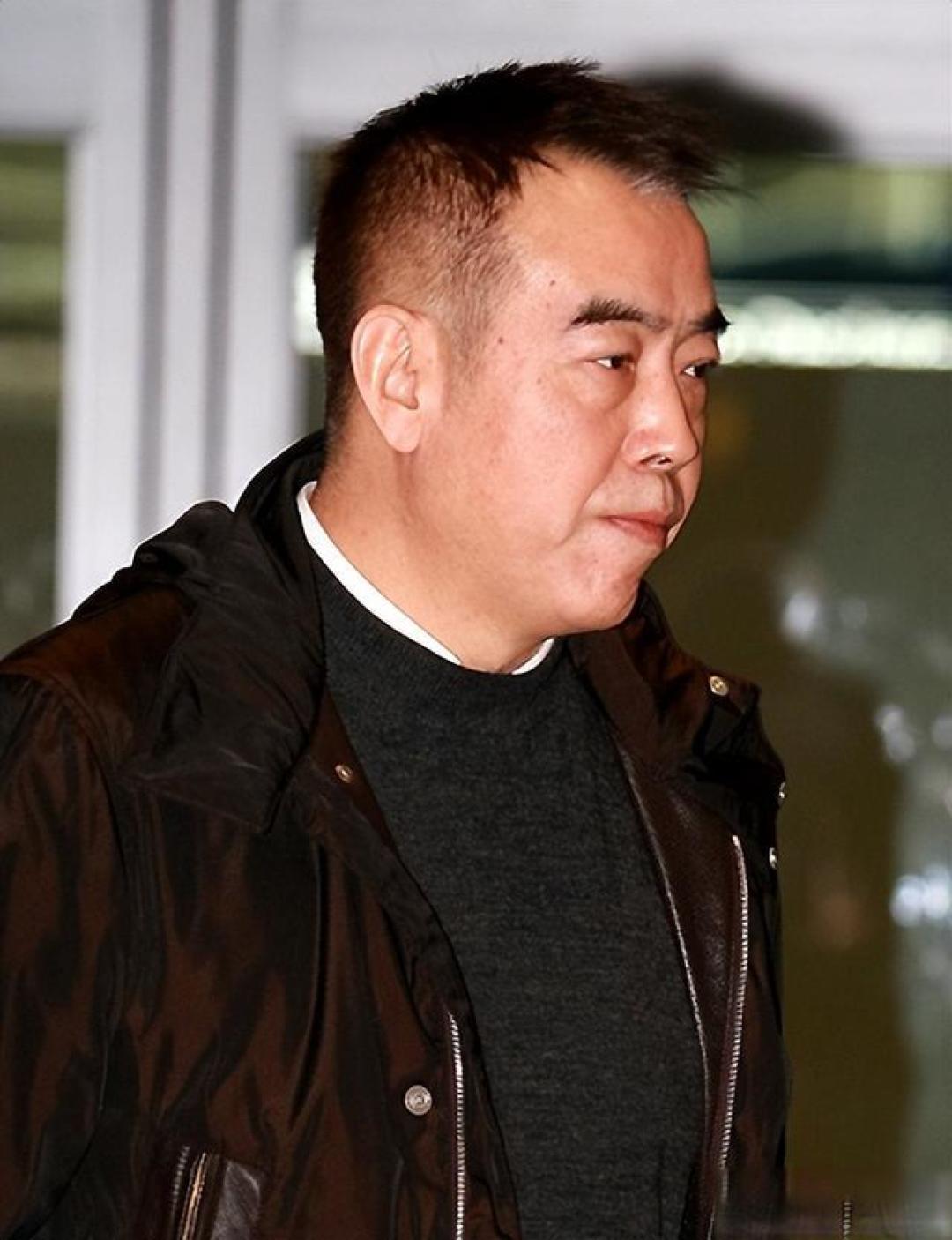 74岁陈凯歌在三亚豪宅过年,穿5万元皮鞋戴大金表,脸上有老年斑