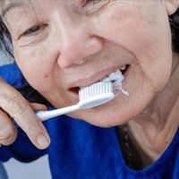 刷牙可能影响寿命！医生再次提醒：70岁以后，牢记刷牙“5不要”