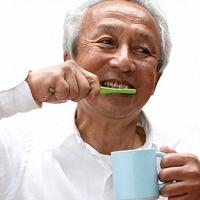 晚上“睡前刷牙”原来竟是错的？医生急了：很多人在“无效刷牙”