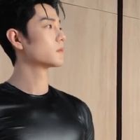 健身男的梦中情“衣”来了！GUCCI新一季发布急需倒三角身材！