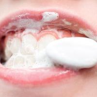 晚上“睡前刷牙”竟是错的，医生急了：很多人都在“无效刷牙”