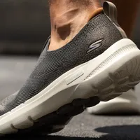 通勤党、久站族、爸妈鞋怎么选？一文横评斯凯奇GoWalk、ECCO、李宁云舒等7款一脚蹬健步鞋