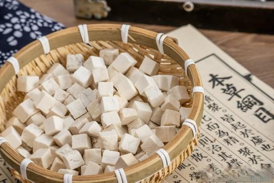 比红豆薏米还管用！茯苓4种泡水法，祛湿、安神、调脾胃寒湿湿热