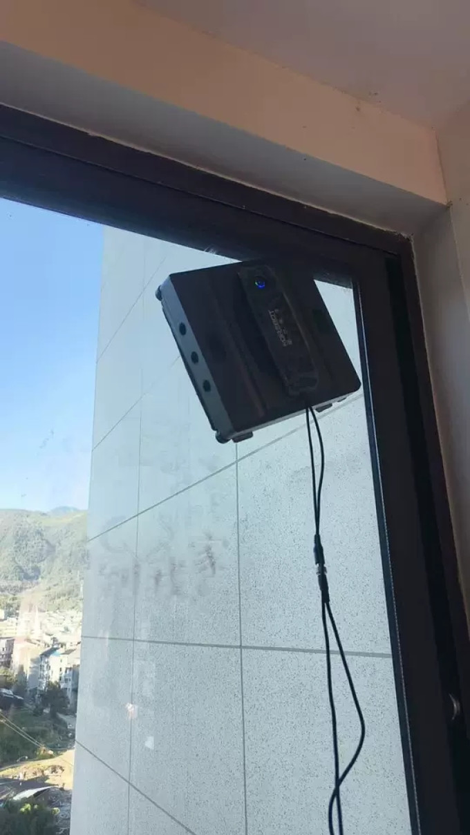 摩尔先生擦窗机器人