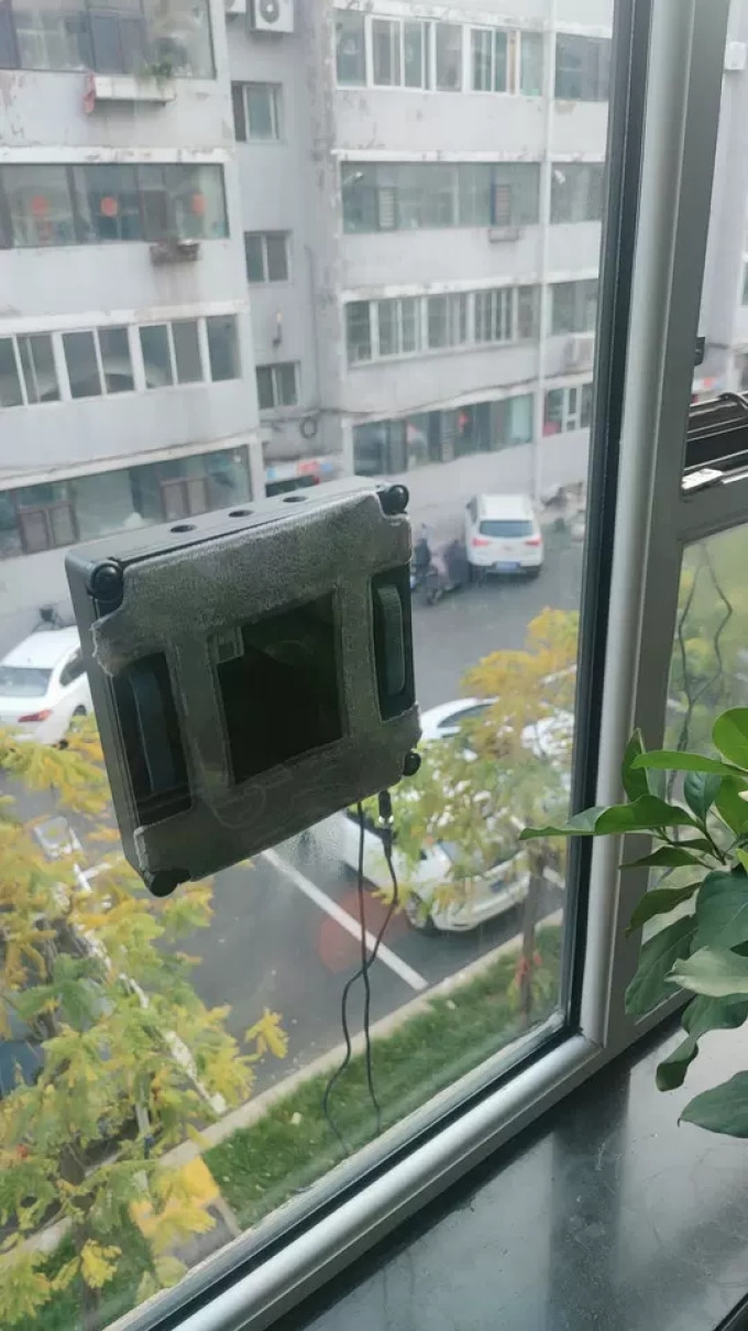 摩尔先生擦窗机器人