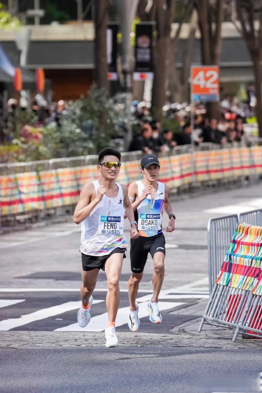 丰配友在2026东京马拉松完赛后瘫倒在地,大迫杰还去给他递水,大迫杰是否有放水嫌疑?
