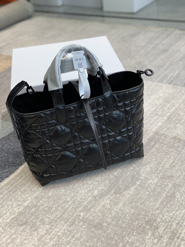 Dior菜篮子与“通勤松弛感”：我妹说，这是她背过最“懂事”的包