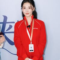 张柏芝穿红色运动服亮相，44岁真实状态引发网友热议