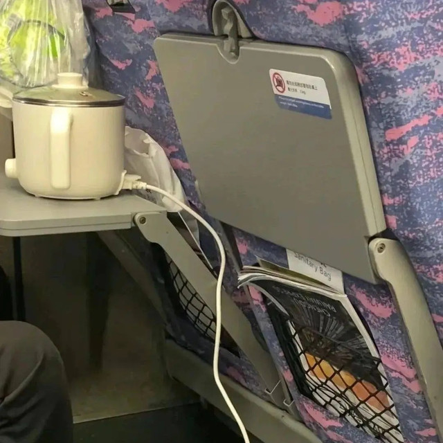 高铁上竟有人用排插充电，12306紧急回应：整排手机可能"陪葬"！