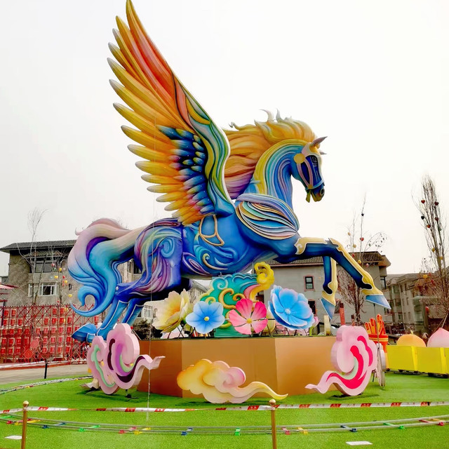 拜年刚收尾，我扎进沈阳中街的“马灯海洋”里充电